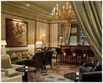 Bar du Shangri La Hotel Paris. Le city break parisien de Laurence Gounel pour Plume Voyage mars 2016. @plumevoyagemagazine © DR