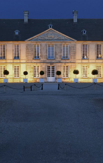 Château d'Audrieu Cour d'honneur. Breves de voyages Avril 2016 PLUME VOYAGE. @plumevoyagemagazine © DR
