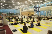 Cours de yoga à l’aéroport. news parisiennes juillet 2016 PLUMEVOYAGE @plumevoyagemagazine © DR