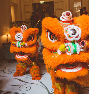 Danse des lions - Nouvel An Chinois - Shangri-La Hotel, Paris. News parisiennes PLUME VOYAGE janvier 2016. @plumevoyagemagazine © Skiss