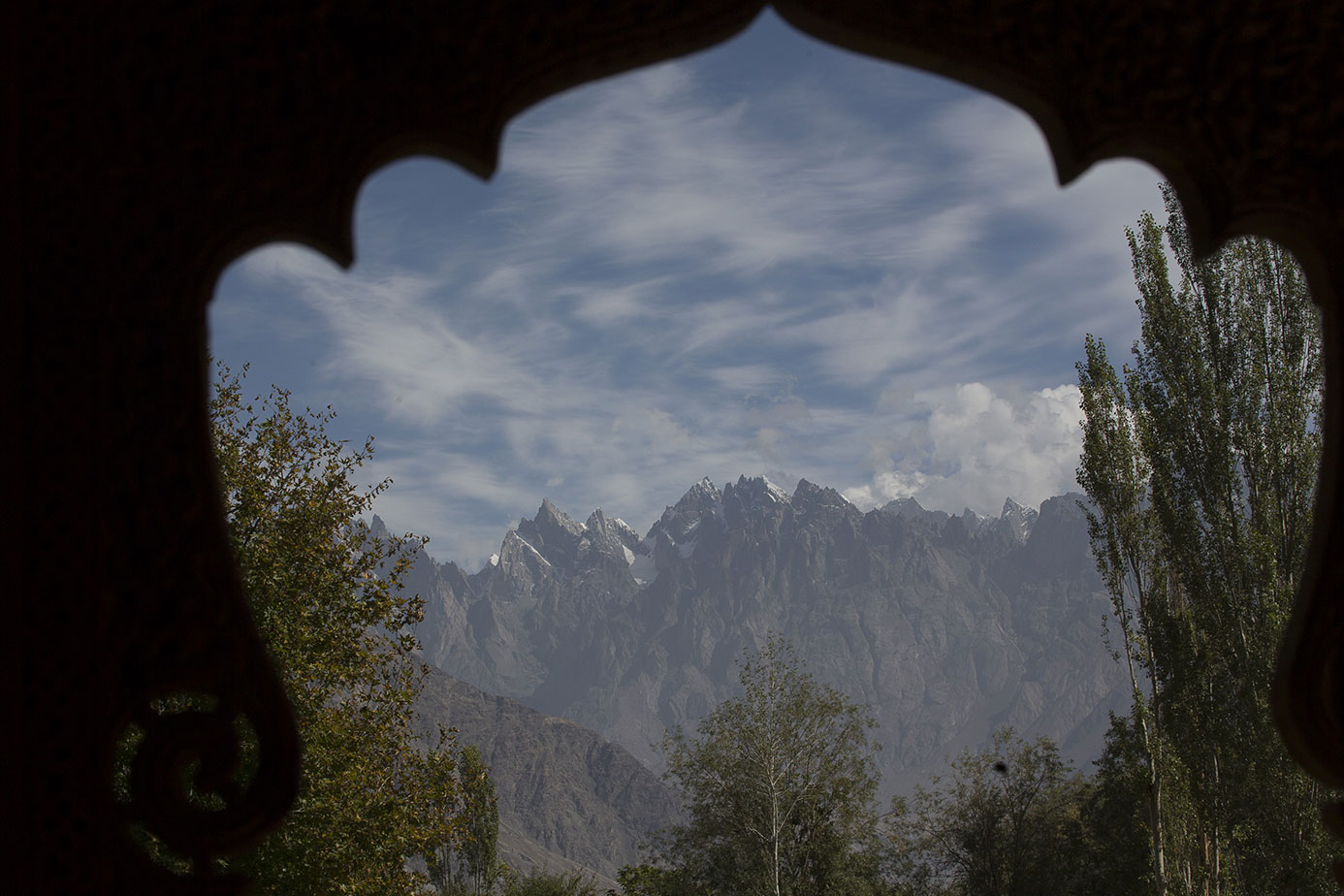 Les pics du Karakoram vus de Khaplu. Gilgit-Baltistan. Une Halte. octobre 2018. Plume Voyage Magazine #plumevoyage @plumevoyagemagazine @plumevoyage © Francoise SPIEKERMEIER