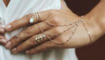 PLUME VOYAGE. Bijoux de Jacquie Aiche, joaillerie faite à la main à Los Angeles © DR