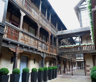 Le Cour du Corbeau sacré « meilleur hôtel de France »