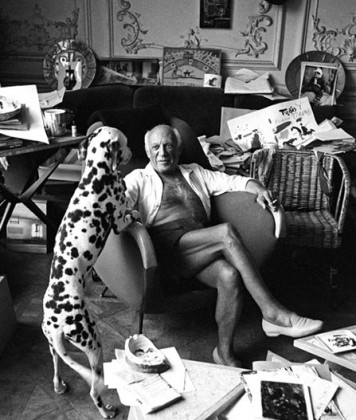 Picasso and his dog Pero, Cannes 1961 by Edward Quinn. c’est maintenant septembre 2016 PLUMEVOYAGE @plumevoyagemagazine © Edward Quinn