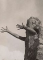 « The Modern Lens : International Photography » à la Tate Modern, St Ives. Claude Cahun, Extend my arms. Courtesy Tate Modern