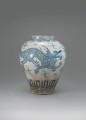 Vase en porcelaine bleu et blanc avec motif de nuages et dragon Dynastie Joseon. News parisiennes Mai 2016 PLUMEVOYAGE @plumevoyagemagazine. © National Museum of Korea